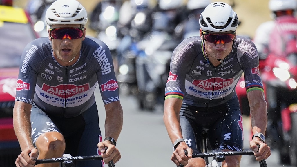 Van der Poel mist nipt de zege, maar helpt teamgenoot naar podium