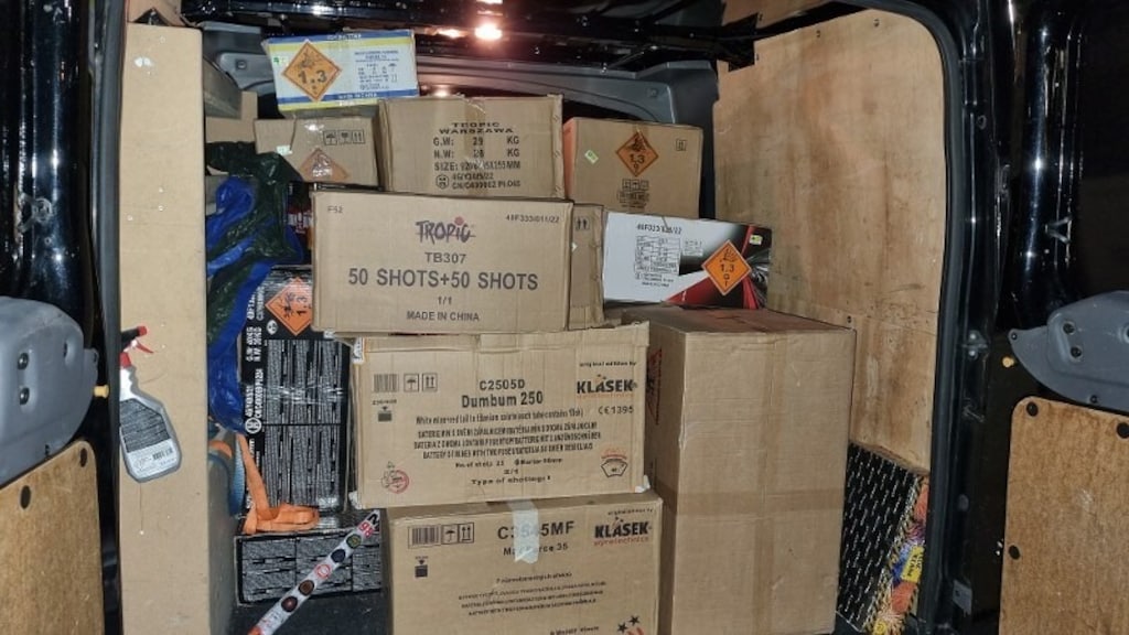 De politie treft regelmatig flinke hoeveelheden illegaal vuurwerk aan in busjes. Veel van dit vuurwerk ligt opgeslagen in bunkers in Duitsland.