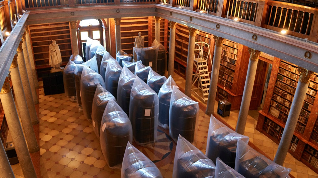 De boeken worden in luchtledige zakken geplaatst.