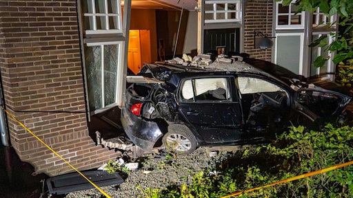 Auto rijdt woning binnen in Brabantse Beek en Donk