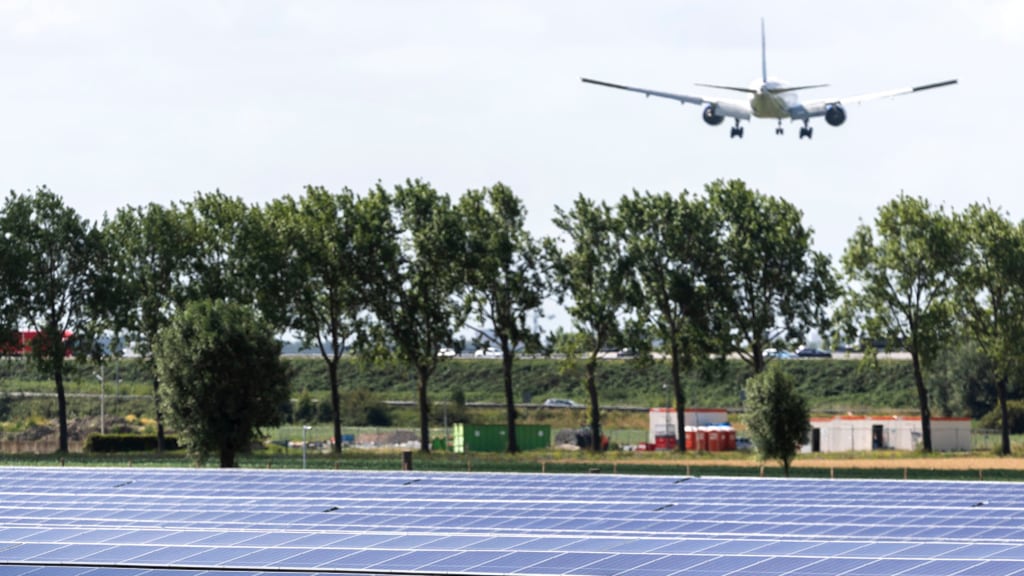 Schiphol krijgt deels gelijk in 'schittersoap': 78.000 zonnepanelen die piloten verblinden moeten weg