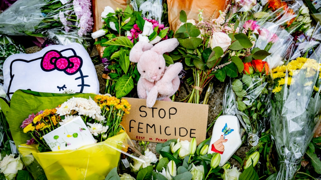 Bloemen aan de Bosweg, waar de vrouw werd doodgeschoten.