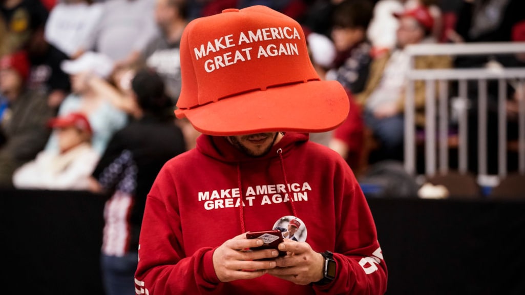 Waarom Trumps achterban woedend is over de 'slappe' afhandeling van de Epstein-affaire