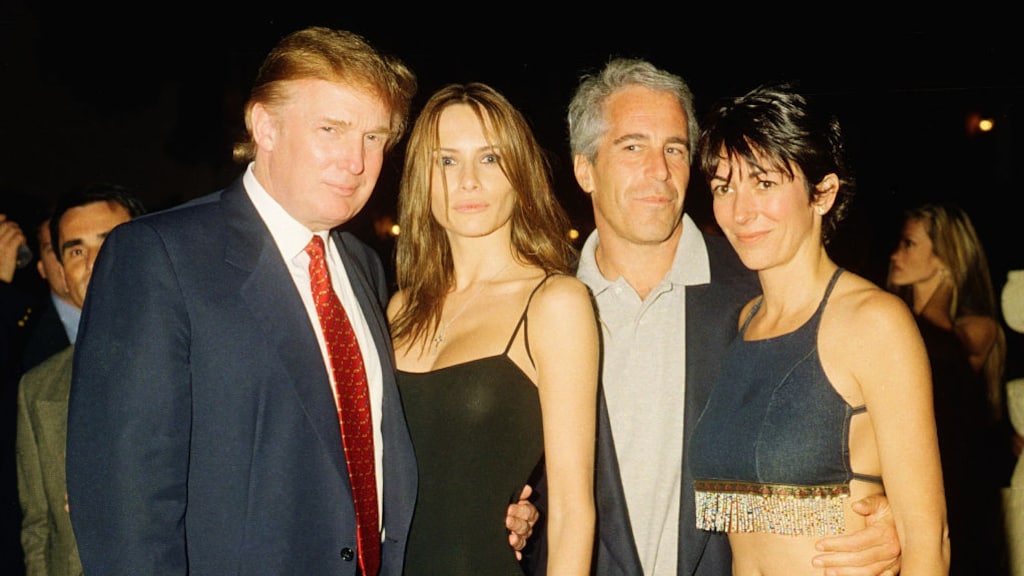 Trump en Melania tijdens een ontmoeting met Epstein en zijn vriendin Ghislaine Maxwell in februari 2000 in Florida. De twee waren vrienden, al was dat volgens Trump al voorbij toen Epstein in 2008 werd veroordeeld voor betaalde seks met een minderjarige.
