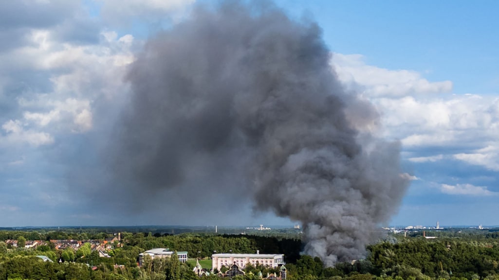 Een grote rookpluim boven het festivalterrein.