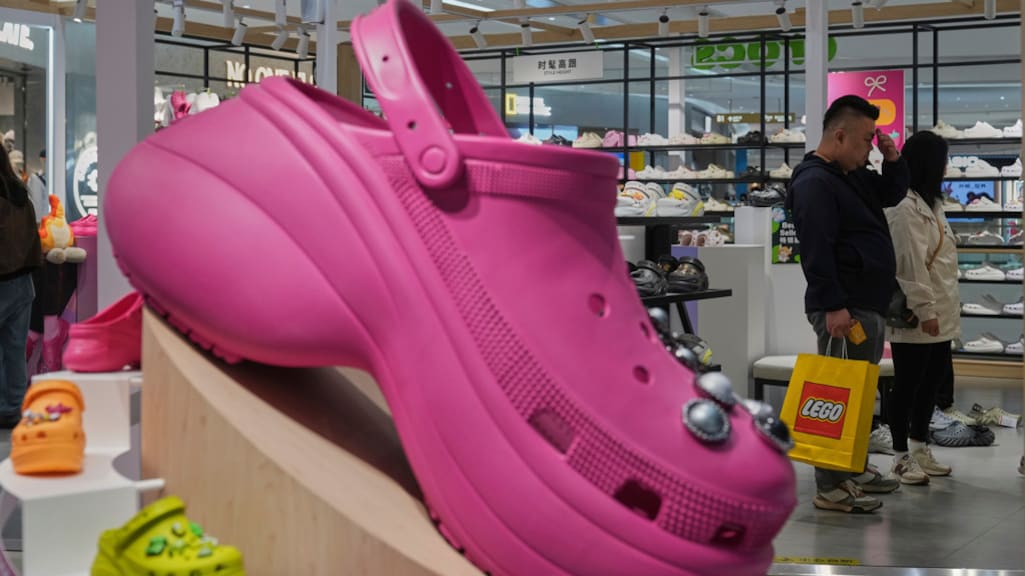 Ontslag uit het niets kan klompenmaker Crocs duur komen te staan
