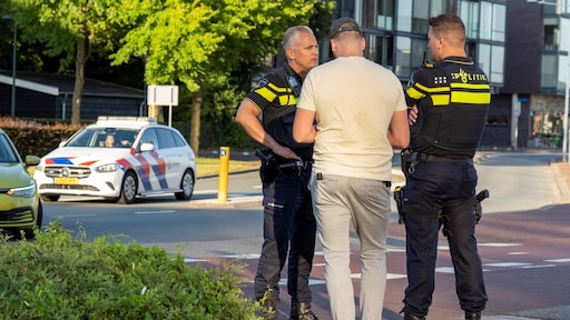 Politie doorzoekt huizen na steekpartij school Alblasserdam