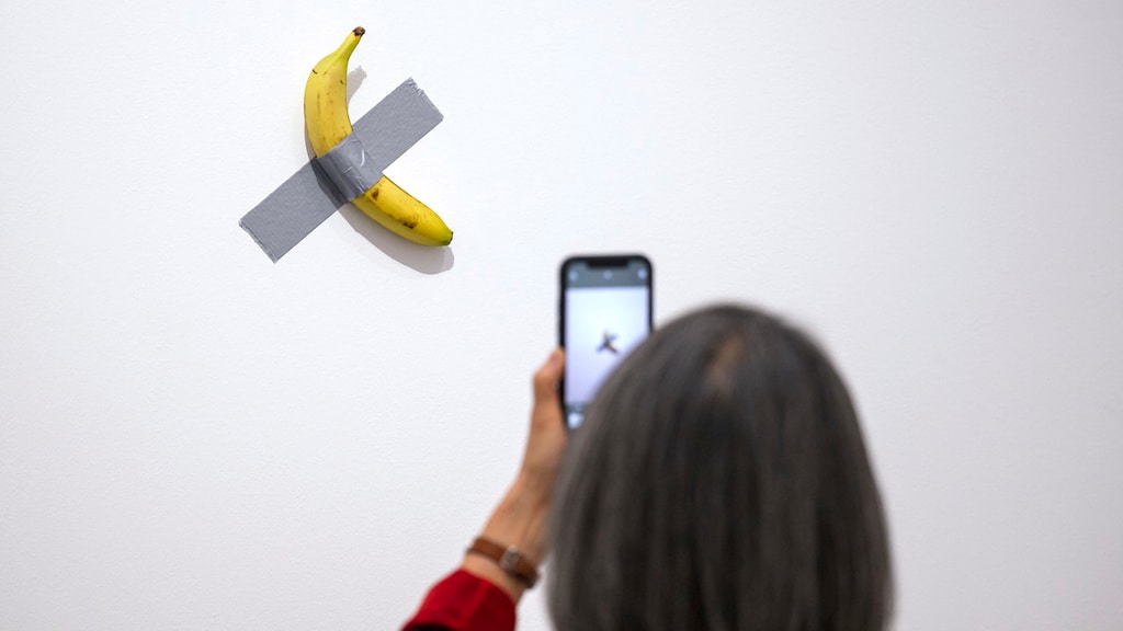 Bezoeker Frans museum eet banaan van beroemd kunstwerk