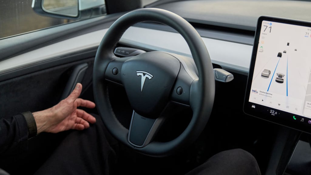 Tesla schikt in spraakmakende zaak over dodelijk ongeluk met Autopilot