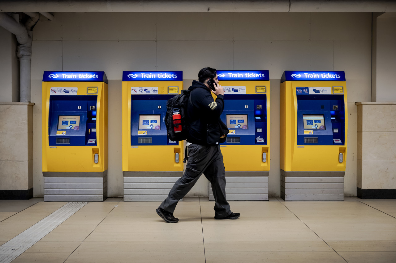 NS en vakbond weer om de tafel over cao, stakingen opgeschort