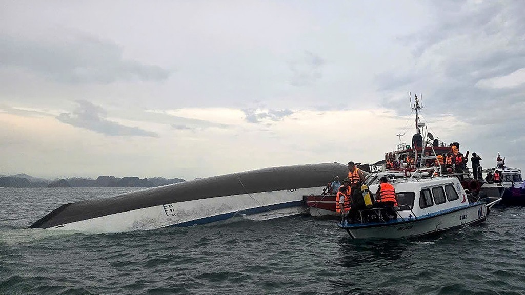 De gekapseisde boot in Vietnam.