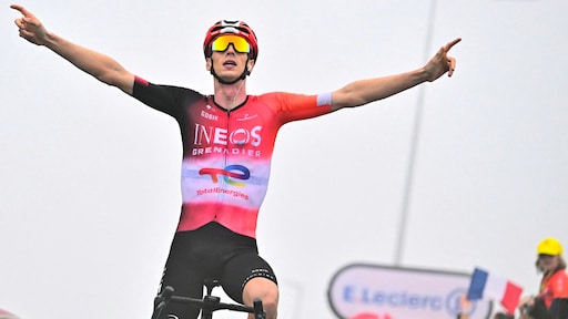 IJzersterke Arensman bekroont ontsnapping met winst in loodzware bergetappe Tour