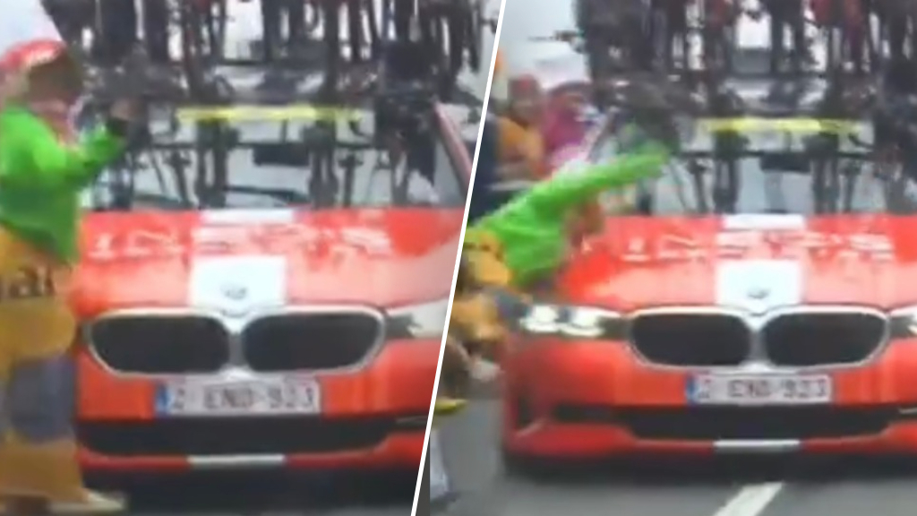 Toeschouwer Tour aangereden door ploegwagen Ineos