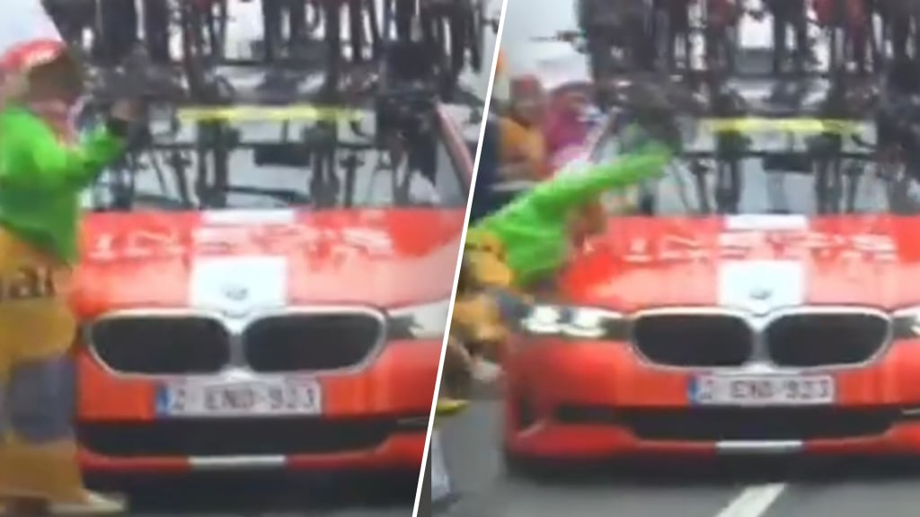 Toeschouwer Tour aangereden door ploegwagen Ineos