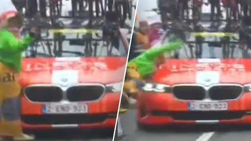 Toeschouwer Tour aangereden door ploegwagen Ineos