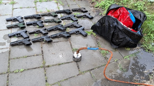 Tas met 18 pistolen gevonden door magneetvissers