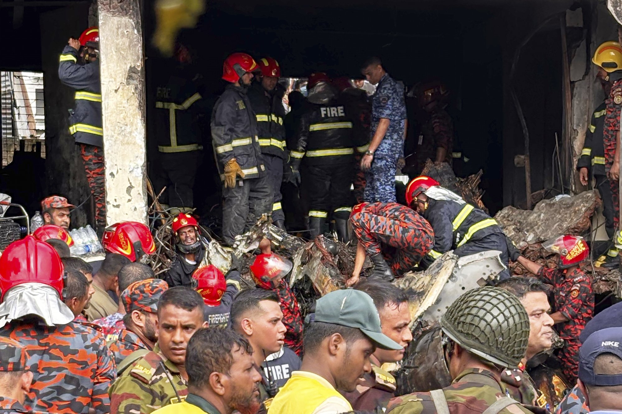 Zeker 19 doden bij crash trainingsvliegtuig op school in Bangladesh