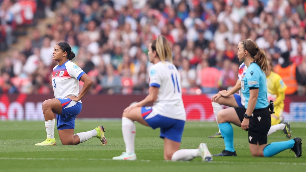 Engelse voetbalvrouwen stoppen met knielen na statement speler: 'Racisme anders aanpakken'