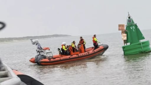 KNRM redt 'naakte en verkleumde' man van reddingsboei Vlieland