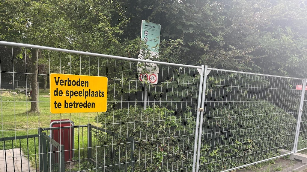 De speeltuin is nu met meters hoge hekken afgezet.