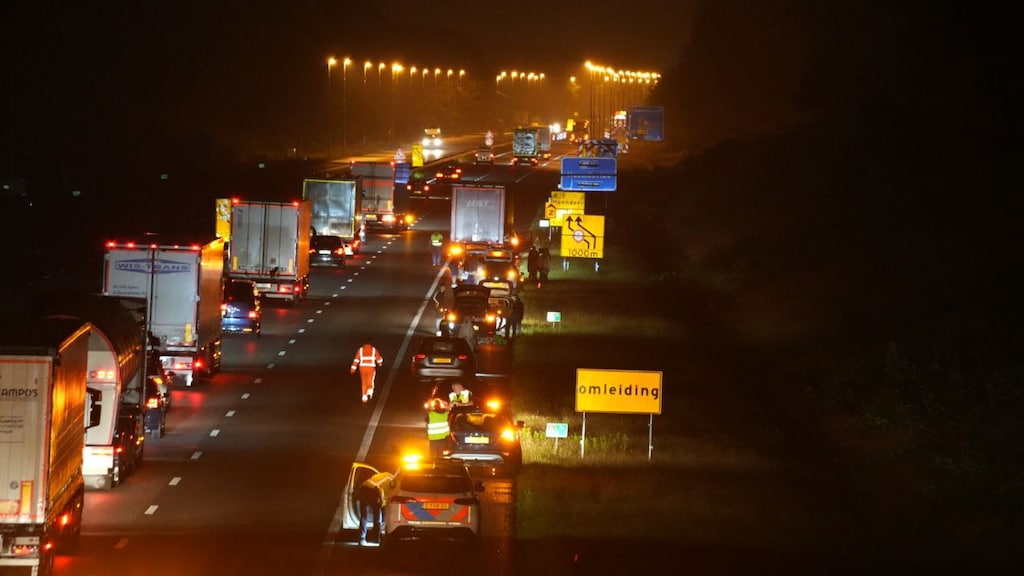 Stukken beton 'vermoedelijk met opzet' op A1 gegooid, meerdere ongelukken