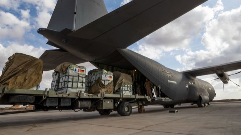 Gaza krijgt voedsel uit de lucht: 'Levensgevaarlijke droppings zijn laatste redmiddel'