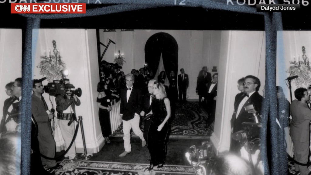 Epstein bij de bruiloft van Trump en Marla Maples in 1993.