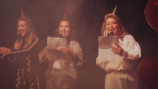 Verjaardag met een valse noot: Gooische moeders zingen jarige Kimberly Bosman toe