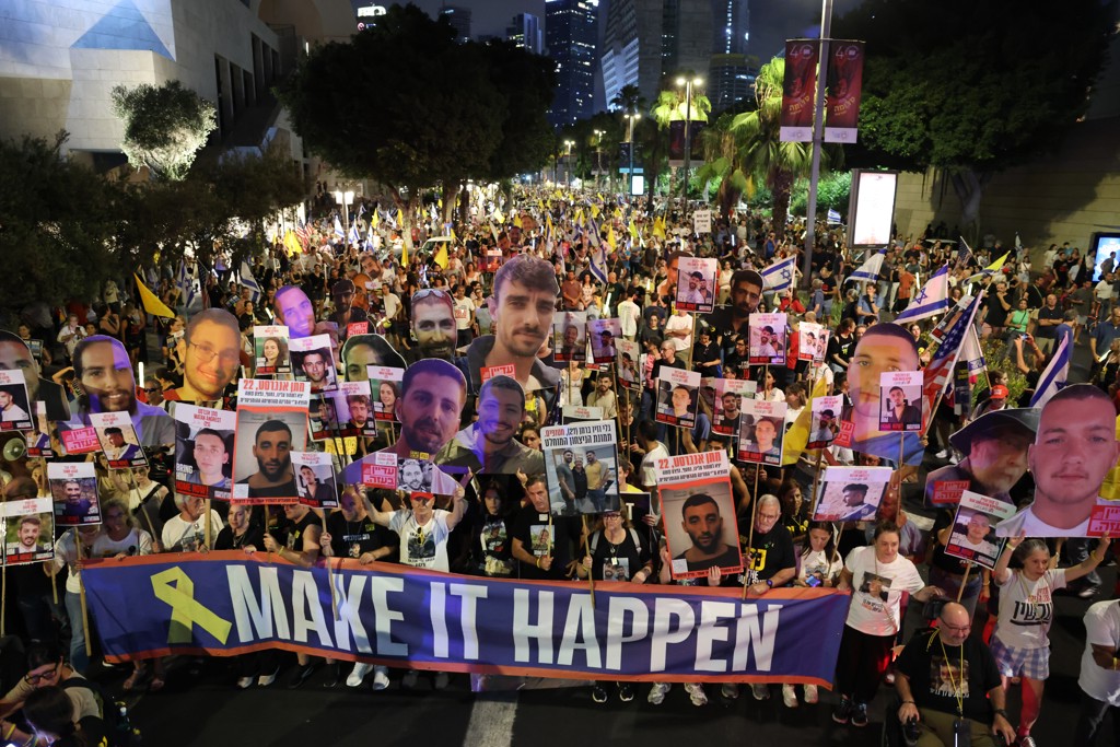 Familieleden van overgebleven Israëlische gijzelaars bang dat 'de wereld hen vergeet'