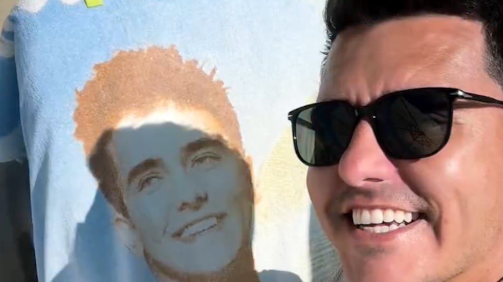 Jan Smit komt zichzelf tegen op het strand: 'Dit is ook wel grappig'