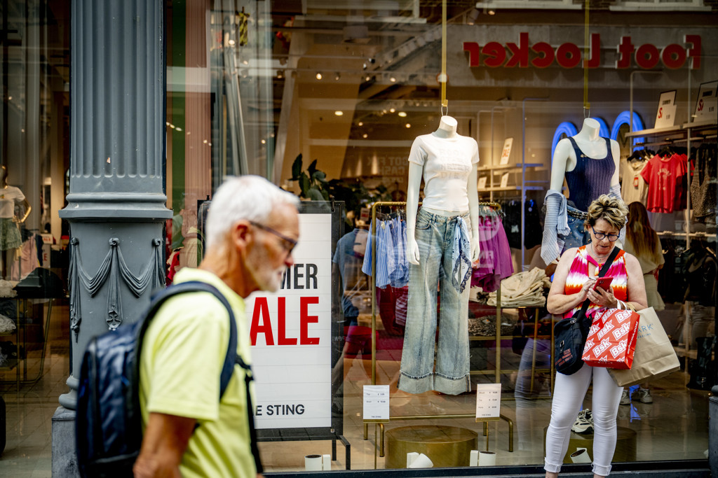 Nederlandse economie groeit fractie, huishoudens besteden minder 