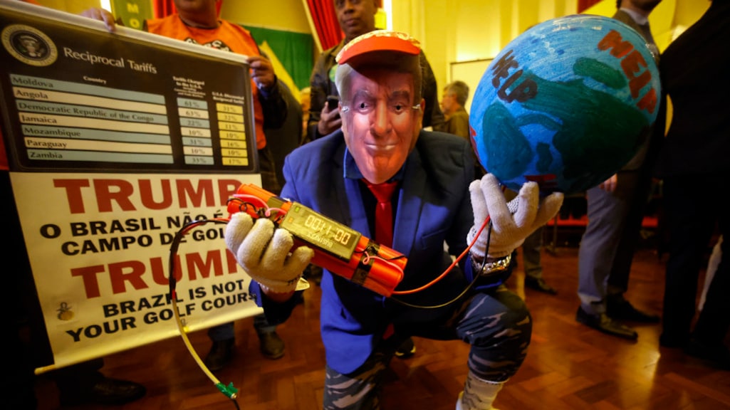 Trump strooit één dag voor deadline met nieuwe heffingen: 'Dit hebben we nooit eerder gezien'