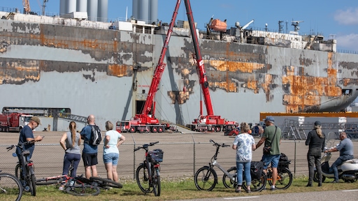 Honderden bolides van brandend schip mogen niet worden verkocht, BMW wil ze vernietigen