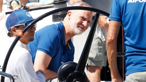 Zeiltraining loopt bijna verkeerd af voor Spaanse koning Felipe