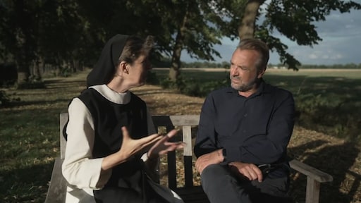 Zuster streng voor schuldbewuste Tom Waes in Kloostergasten: 'Je zal ervoor moeten boeten'