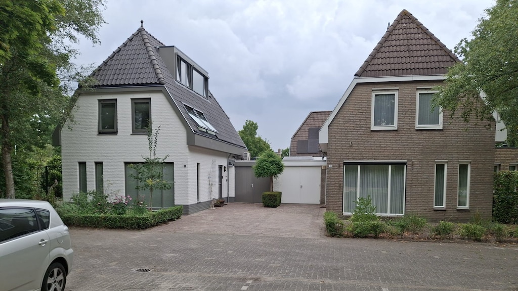 Links: het huis van Dirk en Willem. Rechts: het huis van de buren in oude stijl.