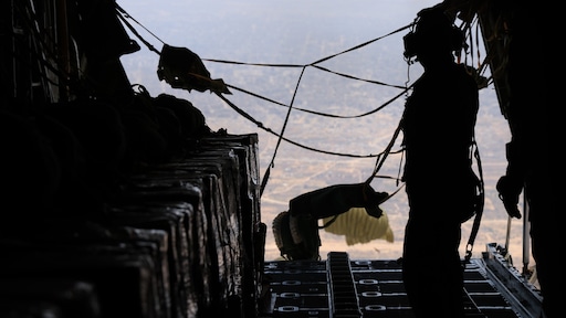 Tientallen pallets met hulpgoederen gedropt boven Gaza