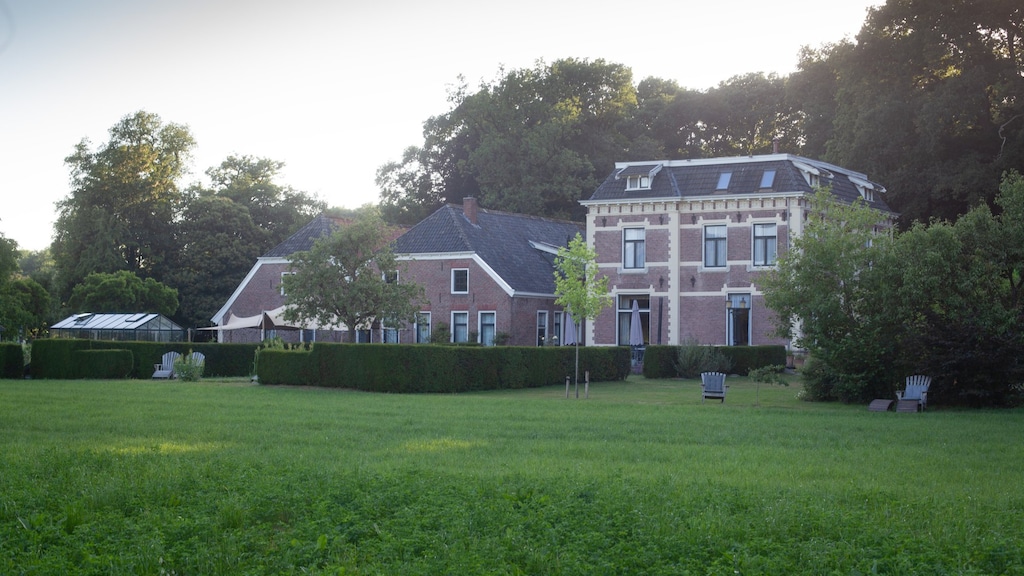 De hoofdgebouwen van het landgoed.
