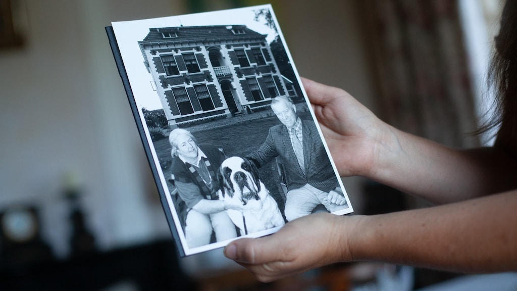Ineke en Jan met hun hond Duke voor het landhuis.