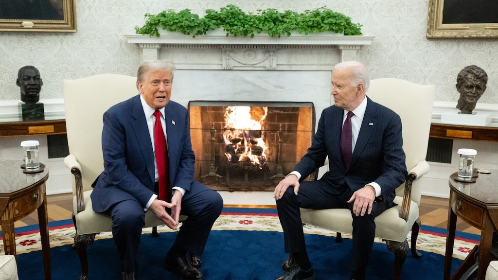 Het zitgedeelte in het Oval Office tijdens het presidentschap van Joe Biden.
