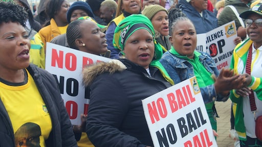 Verontwaardiging om gruwelijke moordzaak Zuid-Afrika: 'Ik werd gedwongen de vrouwen aan varkens te voeren'