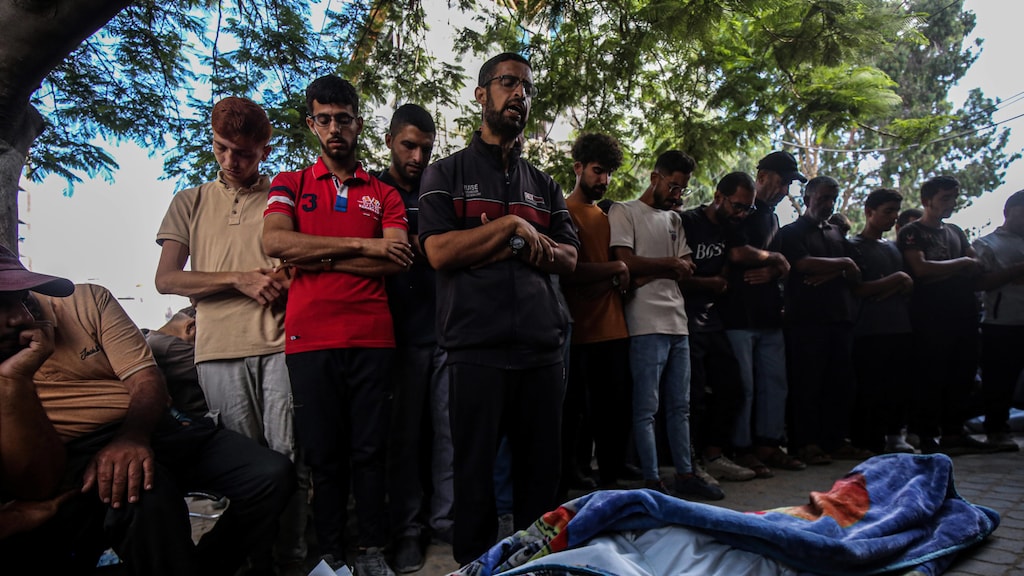 Het islamitische dodengebed (janazah) wordt gebeden voor een Palestijn die is gedood door een Israëlische aanval