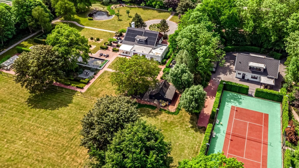 Funda-vondst: 5 villa’s met eigen tennisbaan