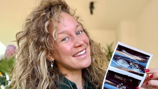 Anouk Maas deelt foto's van haar hoogzwangere buik: 'Kan niet wachten je te ontmoeten'