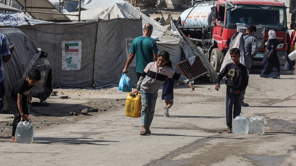 Kinderen halen water in Gaza.