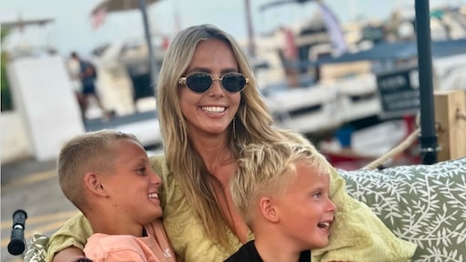 Monique Smit grapt over vakantie met kinderen: 'Eén maakte me moeder, twee een scheidsrechter'