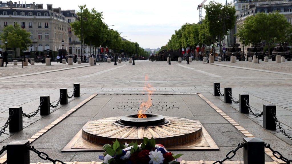 Man steekt sigaret aan met vlam monument Onbekende Soldaat: 'Belediging voor onze doden'