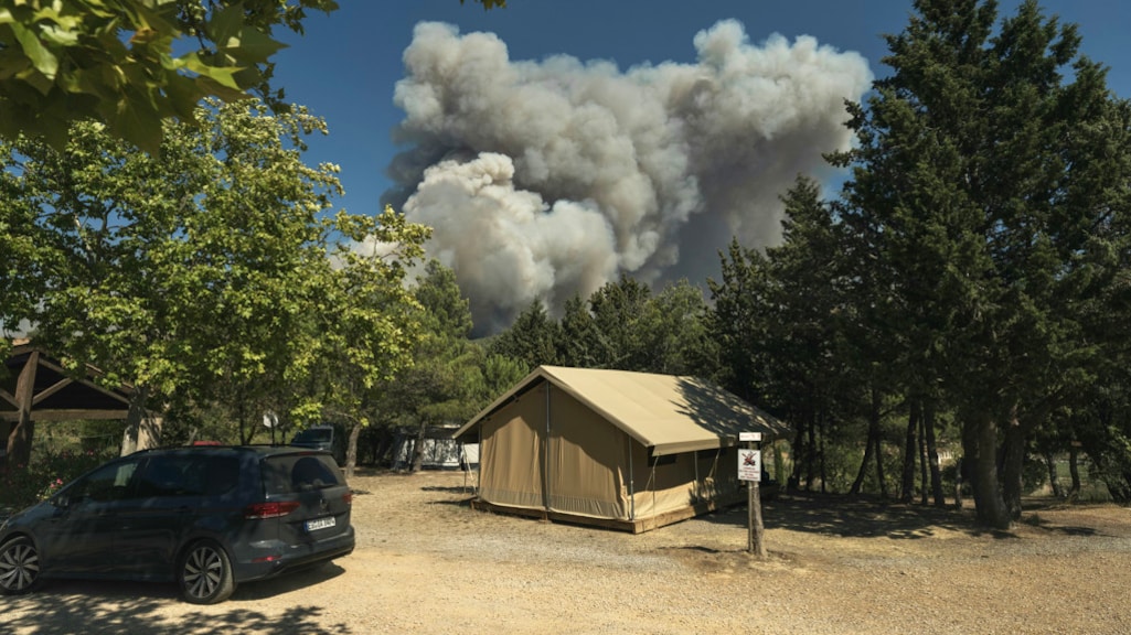 De brand boven een camping in Lagrasse in Frankrijk. Dit is niet de camping waar Marije staat.
