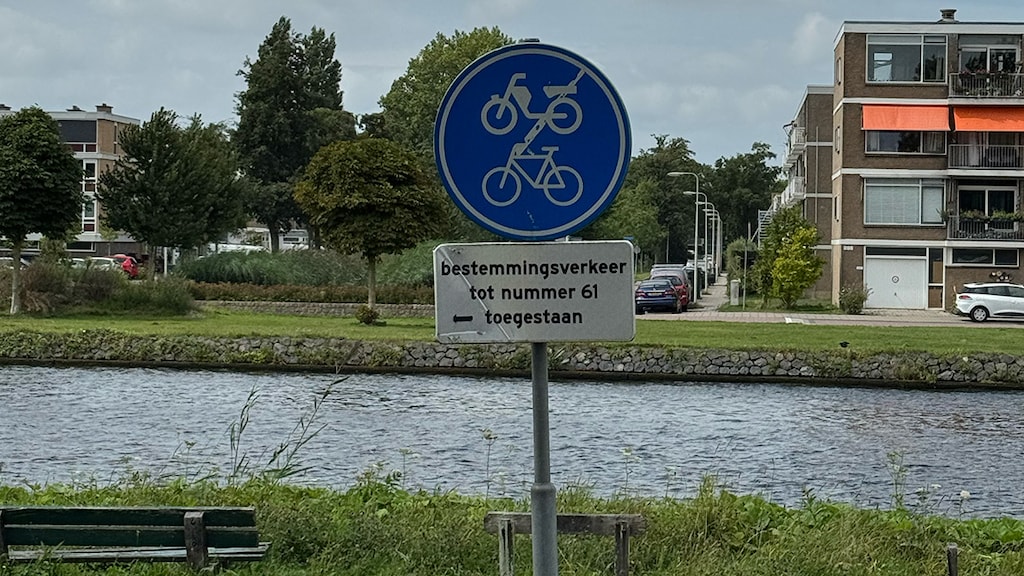 Het bordje waar de duikers van Recovery Divers aan voorlangs reden