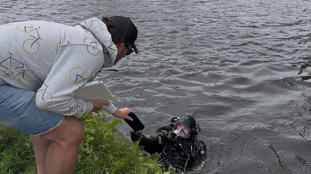 Fietser rijdt kanaal in, duikers redden zijn spullen en krijgen boete van boa